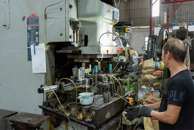 Techniker leitete Salzspray -Test an Hydraulikscharnieren